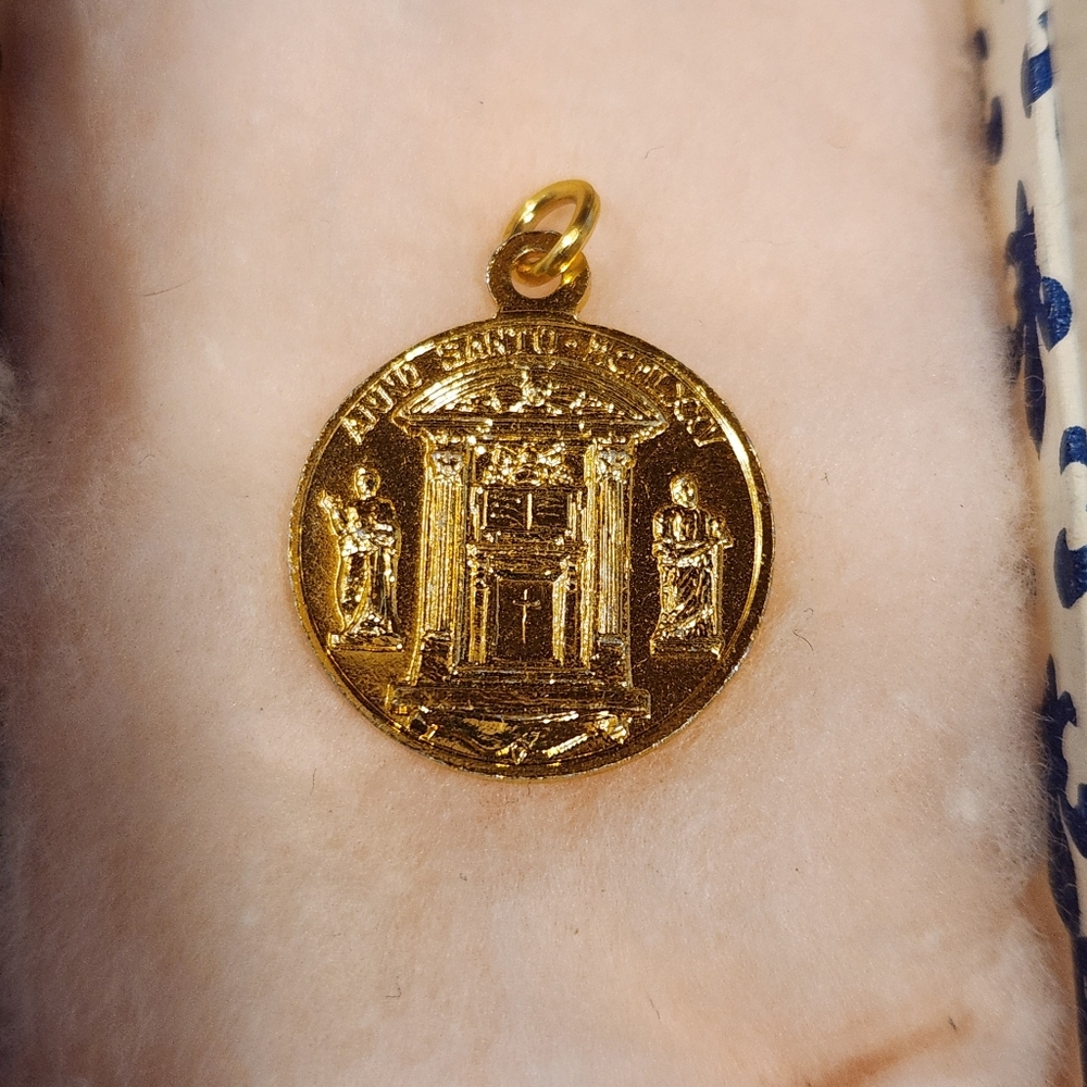 ANNO SANTO MCMLXXV ROUND PENDANT